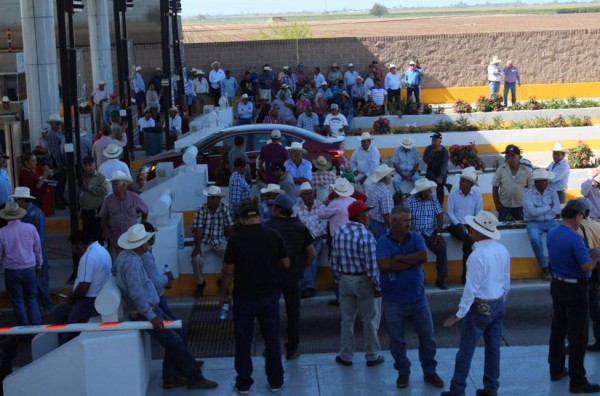 Bloquean productores agrícolas la carretera México 15 en Guasave