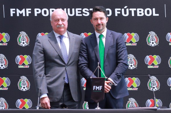 Enrique Bonilla y Yon de Luisa dan a conocer los cambios en el reglamento de FIFA.