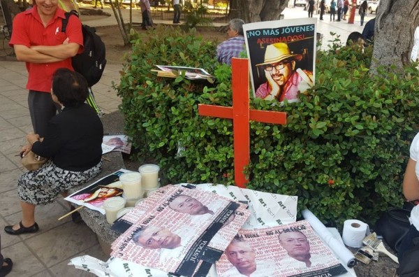 Realizan pega masiva de carteles, a cinco meses sin esclarecerse el asesinato de Javier Valdez