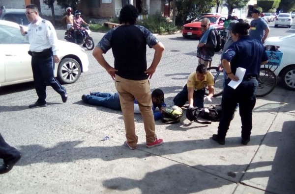 Se lesiona repartidor al chocar contra vehículo a las afueras de la SSPM, en Mazatlán