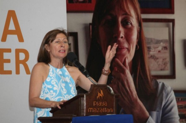 No hay que dejarse llevar por el miedo, dice Tatiana Clouthier ante Coparmex en Mazatlán