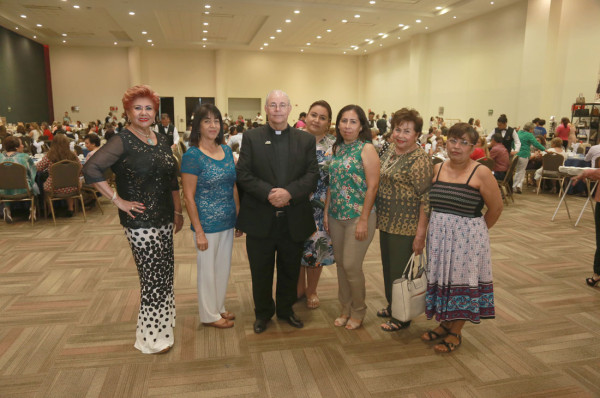 Magda de Ruelas, Rosy Guzmán, Padre Horacio Hernández de la Torre, Elsa Uribe, Mariana Gamboa, Rosalva Hernández y Corazón Gurrola.