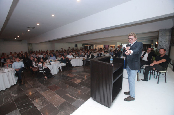 Ernesto Coppel Kelly impartió una charla sobre el proyecto del Parque Central Mazatlán.