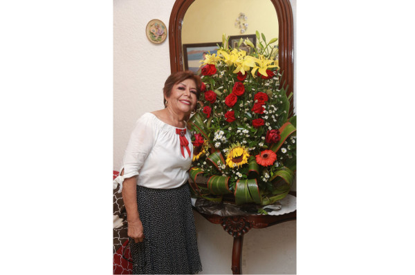 Gloria Alicia Dávalos celebra otro verano a la vida