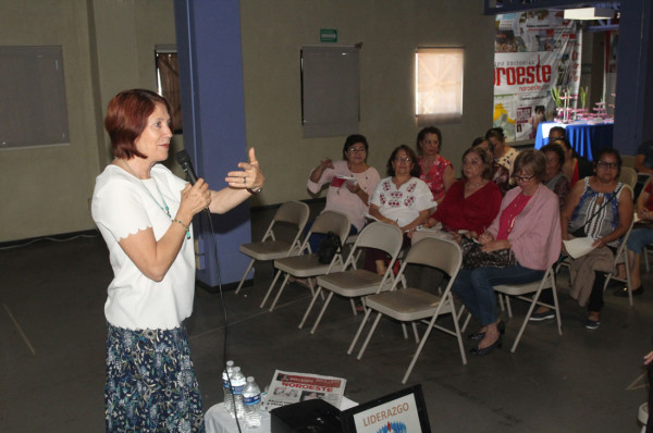 Tere Gallo de Gil impartió una plática sobre liderazgo.