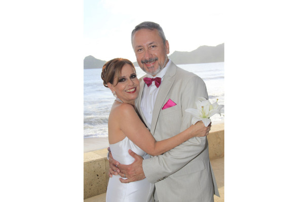 Silvia Landázuri y Francisco García se casan frente al mar