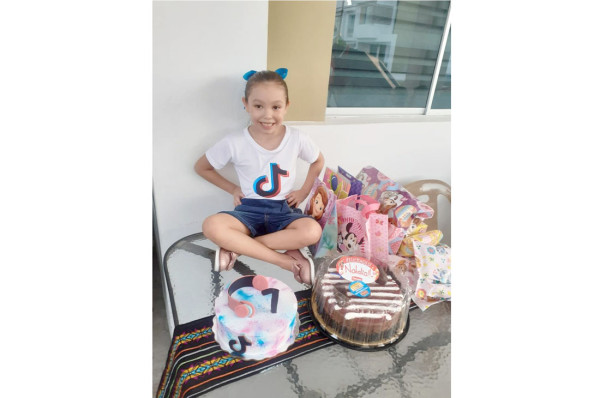 Nathalia Sofía Aguilar Navarro festeja feliz sus 7 años.