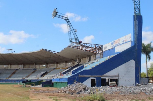 Avanza desmantelamiento del estadio de Guasave