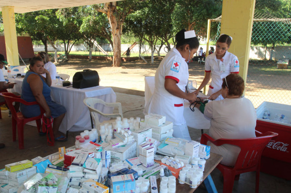 Enfermeras de Cruz Roja Mazatlán toman la presión arterial algunos de los asistentes, además de medicamento.