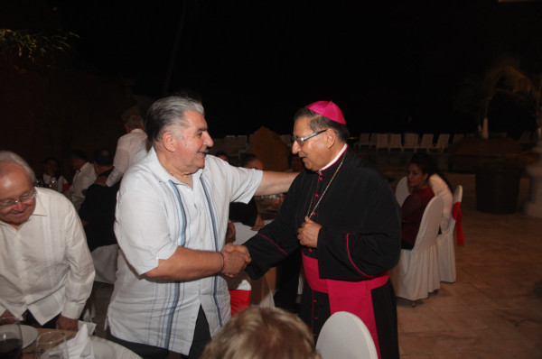 Don Mario Espinosa Contreras, Obispo de la Diócesis de Mazatlán, saluda a Lino Suárez Méndez.