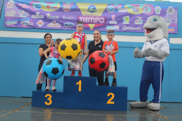 Los ganadores de la categoría Aleta Corta: Érika Arias, Camilo Bernal y Frank Rojas.