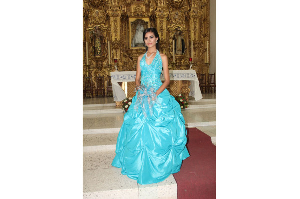 Dania Guadalupe Prado Guerra lució hermosa en la fiesta de sus 15 años