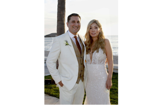 Helga Andrade y Rafael Vega en su boda frente al mar