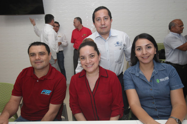 Jorge Sanchez. Sentados, Pedro Antonio, Daniela Escobosa y Berenice Osuna.
