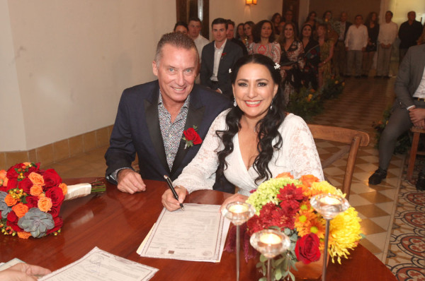 Angelina Escutia y Rick Noble firman un documento de amor