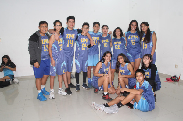 Los chicos del Hispanoamericano, de baloncesto de secundaria, en la ceremonia inaugural.