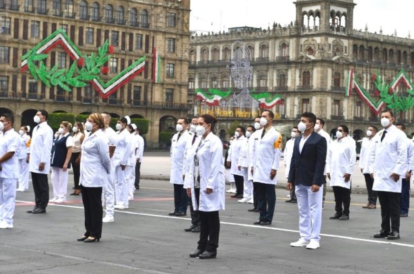 Reconocen a médicos en su lucha contra la pandemia en México