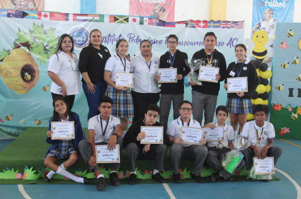 Alumnos del Hispanoamericano muestran su talento en el Spelling Bee