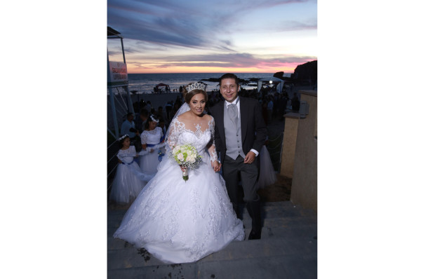 Ashley y Omar tienen boda frente al mar