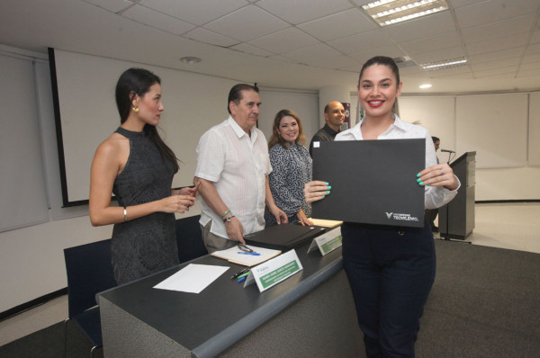 Universidad Tecmilenio entrega certificados de negocios