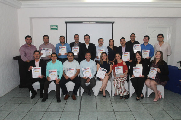 Los participantes se toman la fotografía del recuerdo, al culminar con éxito su diplomado.
