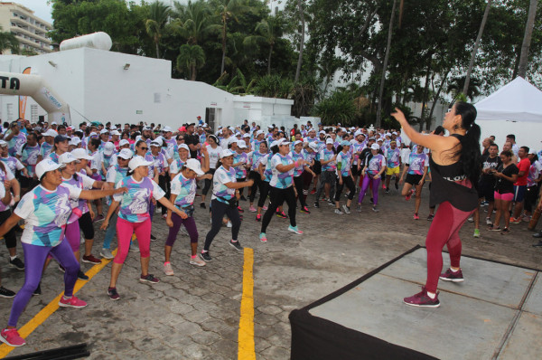 La instructora Lety Heras dio una pequeña clase de calentamiento, previo al arranque.