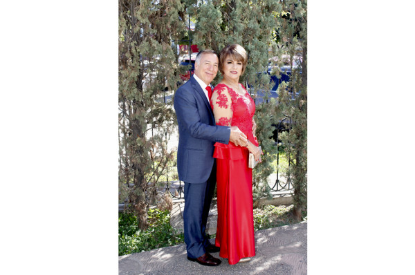 Rusia Carolina Gaytán y Ramiro Barrios bendicen cuatro décadas de amor