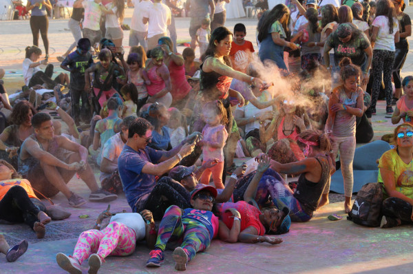 Una fiesta familiar y de multicolores se vive en el Holi Fest Mazatlán 2018, donde los participantes se divierten y ayudan.