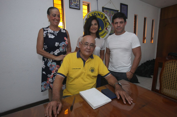 El Padre Amador Campos, presidente del club, entre Marina Guerra de Reyes, Teresita Estrada y René Tirado.
