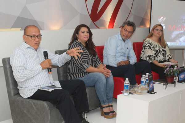 José Ángel Pescador Osuna, Karina Castillo, Élmer Mendoza y Cruzita Armenta.