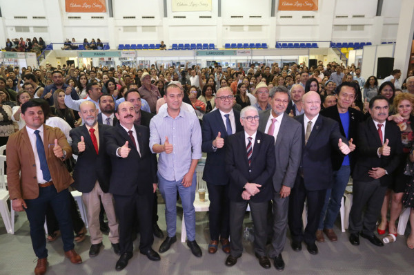 Integrantes del presidium de la inauguración se tomaron la foto del recuerdo.