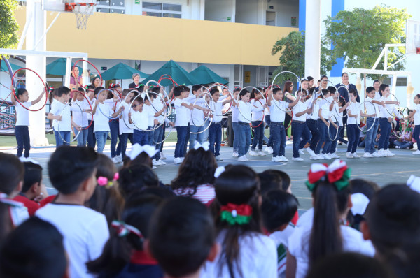 Alumnos de primaria del Colegio Andes celebran el día de la Bandera