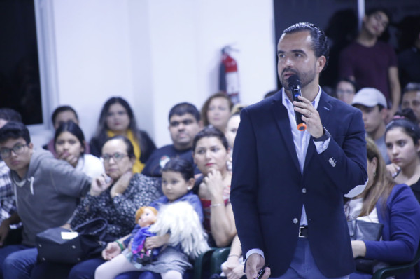 Isaac Burguette durante su conferencia.