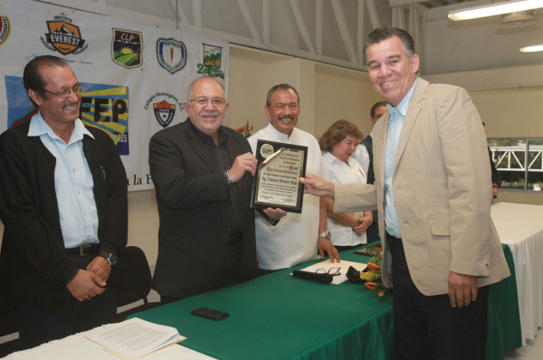 La Confederación Nacional de Escuelas Particulares reconoce a docentes de Mazatlán