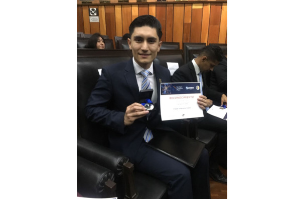 Recibe alumno de la UAS el Premio Pfizer a la excelencia académica 2018