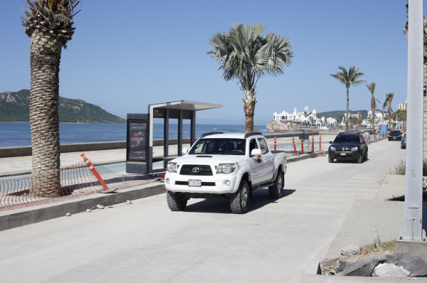 Vehículos circulan por nuevo concreto hidráulico de la Avenida del Mar, en Mazatlán