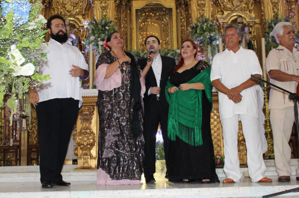 En punto de la media noche, los artistas invitados y el pueblo rosarense cantan a la Virgen del Rosario, las tradicionales “Mañanitas”.