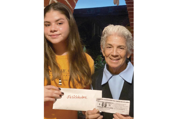 Sofía Tejeda García recibe su premio de manos de la Madre Velia Morales.