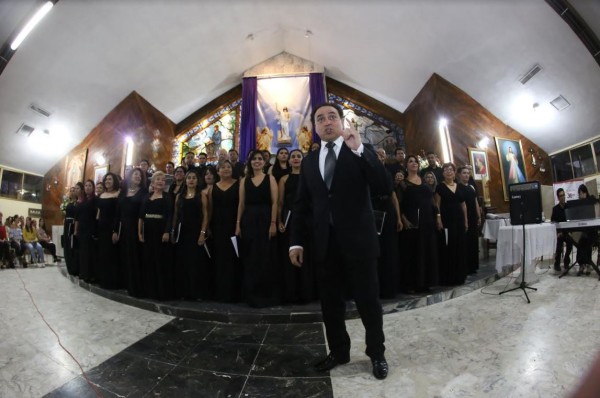El tenor Adán Pérez es acompañado de las voces del Coro Ángela Peralta.
