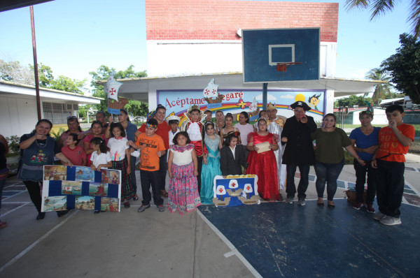 Celebran la proeza de Colón alumnos del CAM 06