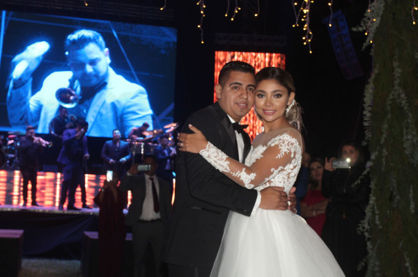Lorena Zataráin y Javier Osuna, músico de Banda MS, se casan en Mazatlán