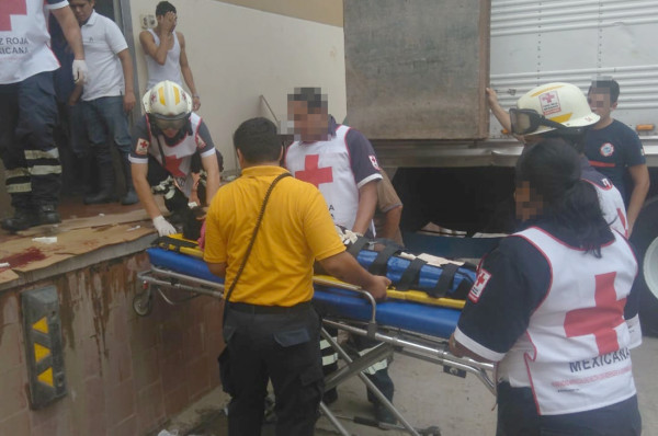Paramédicos de la Cruz Roja trasladaron de urgencia al afectado a un hospital.