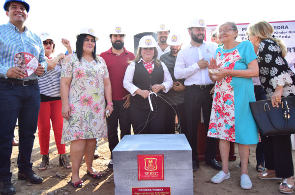Colocan la primera piedra del kínder bilingüe Estefanía Castañeda