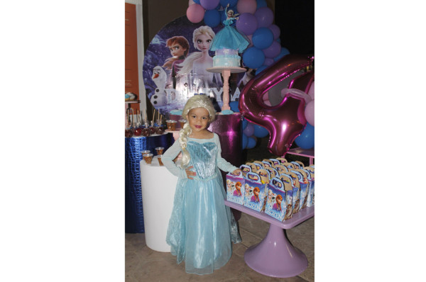 Daneysa Aislyn Rochín Jara es la “Reina Elsa” en su cumpleaños