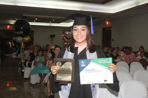 Canizález Mazatlán despide a egresados de secundaria y preparatoria