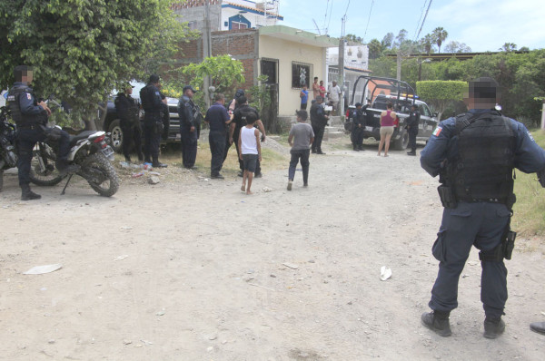 Un fuerte operativo policiaco se desplegó en la Colonia Azteca.