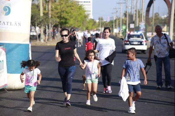 Mazatlecos responden a pedestre del Día del Médico Familiar en Leonismo Internacional