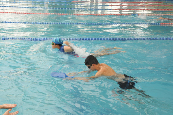 Las clínicas de natación son para diversas edades.