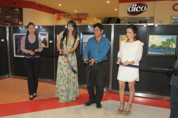 Rosa Alicia León, Alberto Ramírez y Alicia Carolina López, al momento del corte inaugural de la Exposición “Escenas porteñas”.
