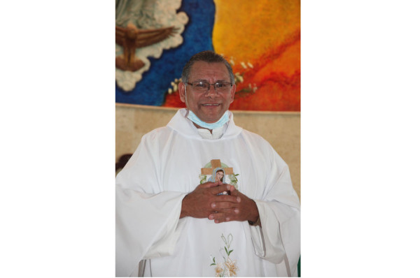 Juan Bautista Torres celebra 35 años de servir a Dios